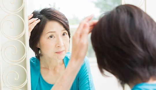 白髪が生え始めるのは何歳から？気になったら試したい主な対策