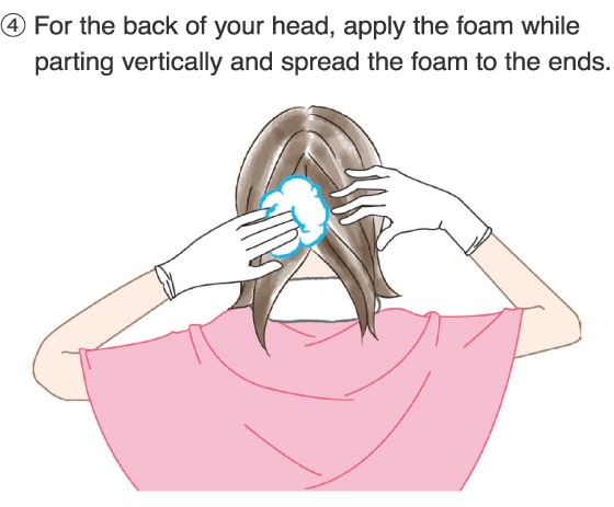 4.For the back of your head, apply the foam while parting vertically and spread the foam to the ends.