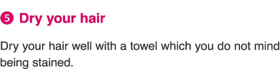 5.Dry your hair. Dry your hair well with a towel which you do not mind being stained.